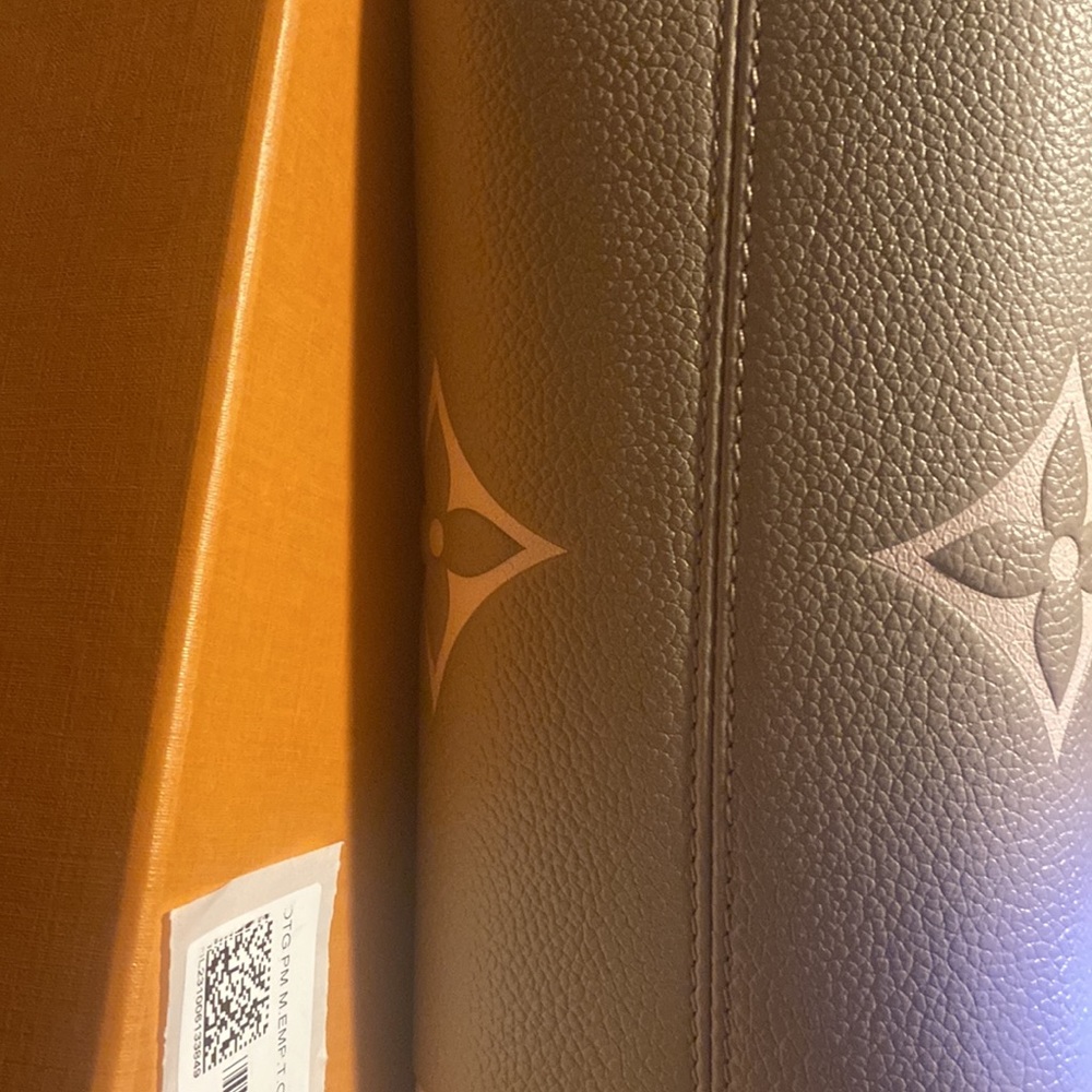 Authentic Louis Vuitton handbag with straps, comes with box - Picture 7 of 8